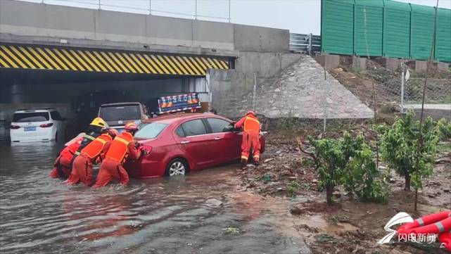 铁路桥涵洞积水导致车辆熄火抛锚 临沂消防紧急救援