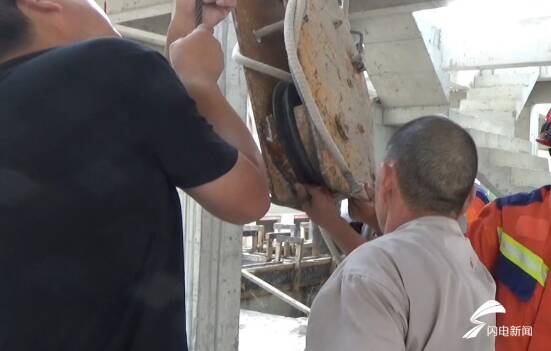 塔吊绞盘“咬”住手指 临沂消防紧急施救后送120