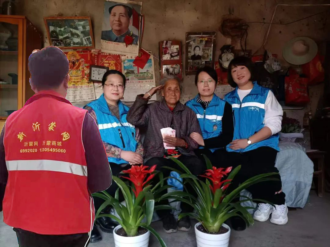 陪女兵奶奶过节！