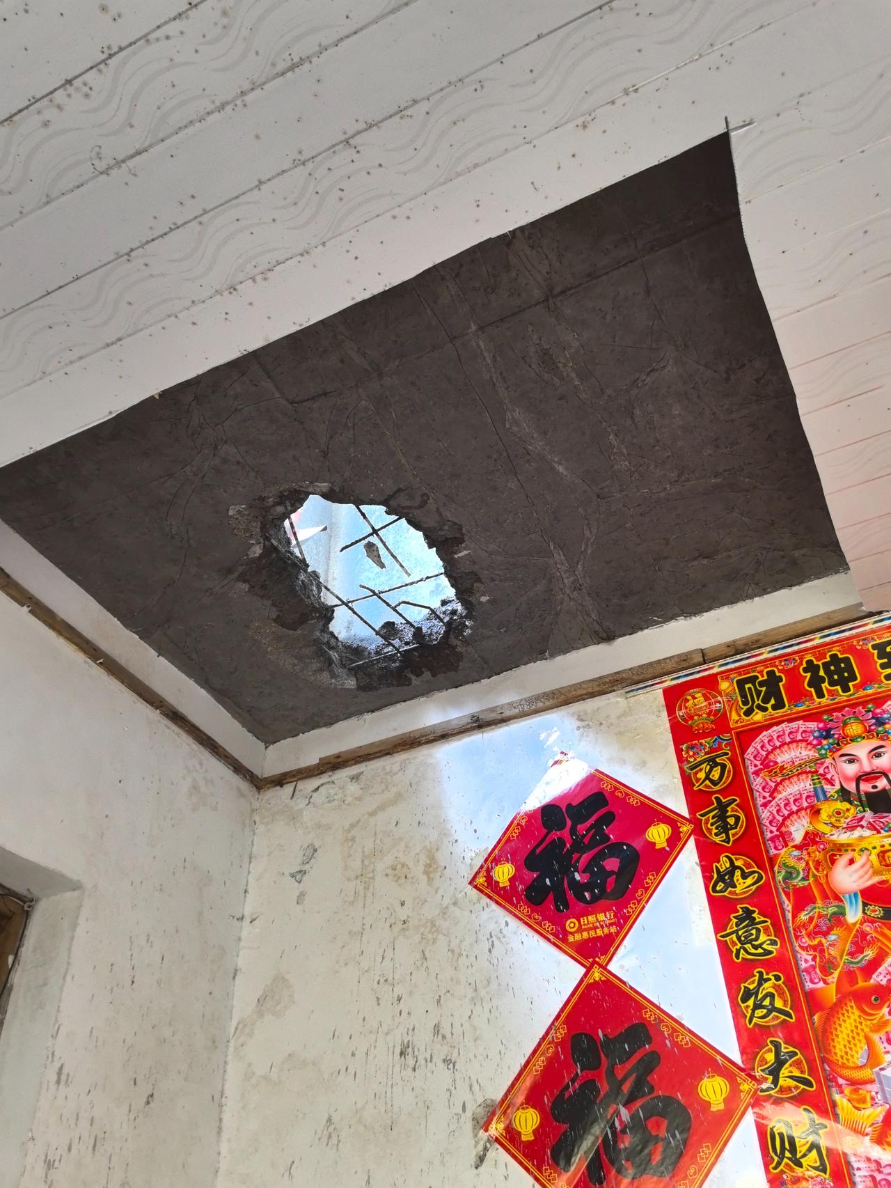 临沂韩强智能液压货梯在山东省临沂市河东区家用电梯安装切割洞口施工现场