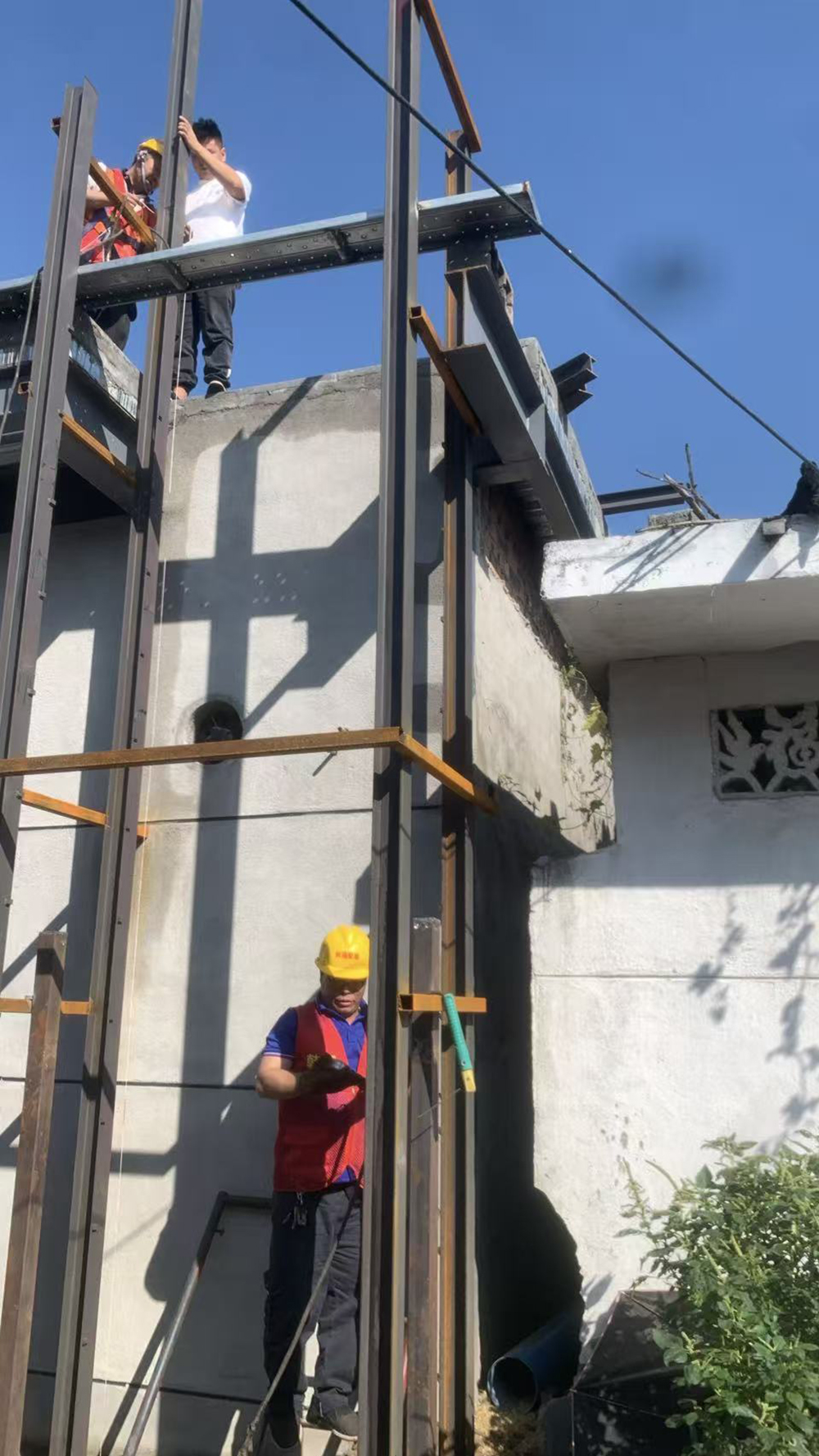 韩强智能货梯安装施工现场